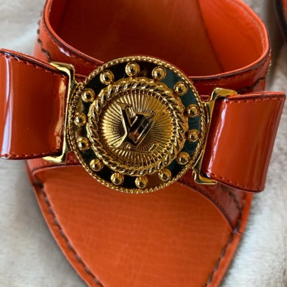 The bright red slippers are very beautiful! Size40 - Picture 4 of 7